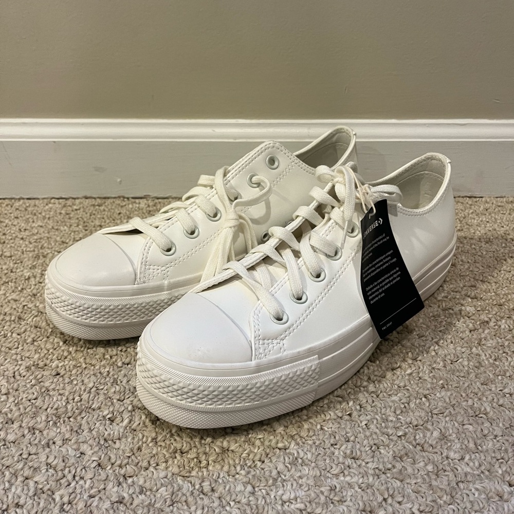 Low Top all White Converse Sneaker
